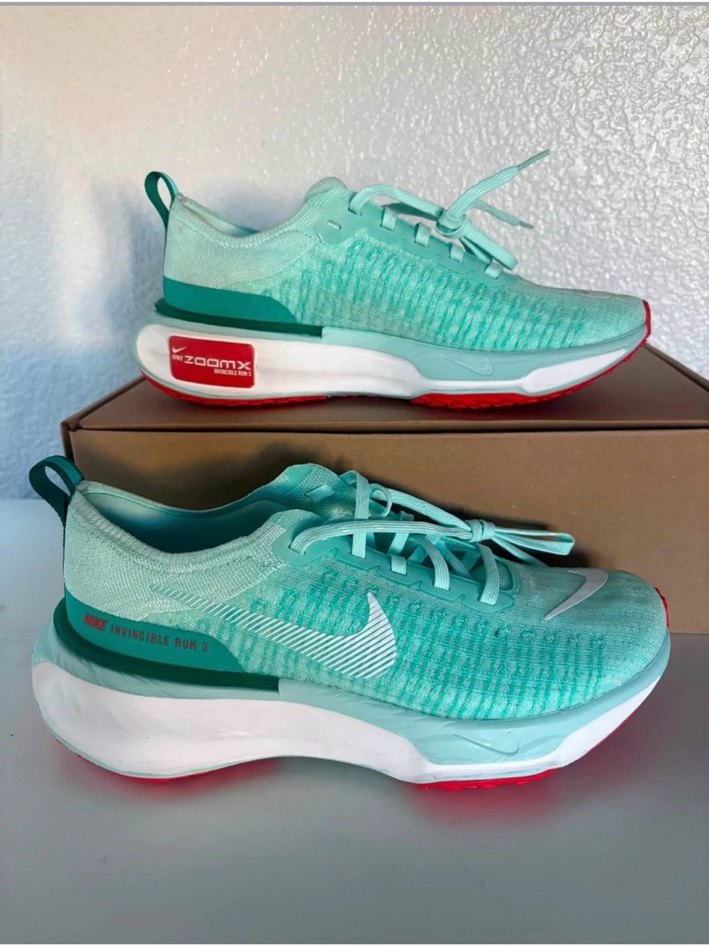 Nike ZoomX Invincible Run 3 in mint green/red, size 8.5,
